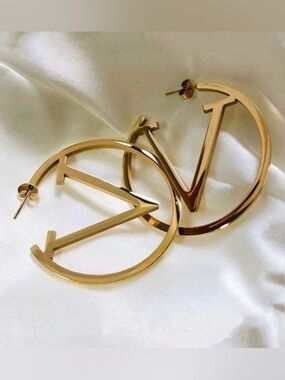 💎 NEW 💎 Gold Letter V Hoop Earrings 💎